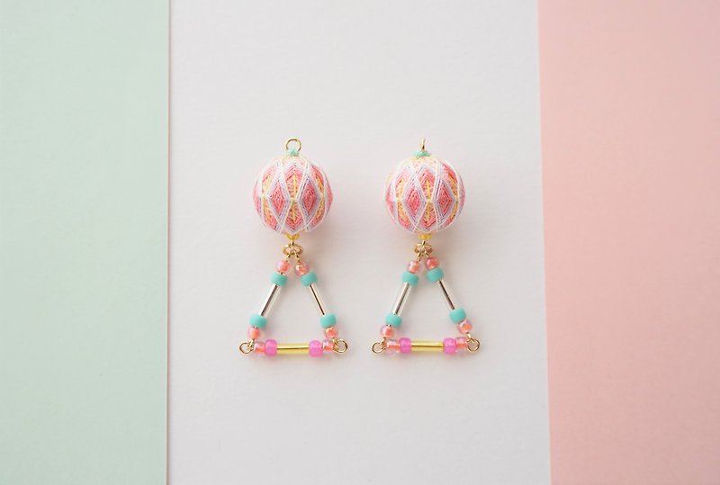 tachibanaya Japanese Temari earrings triangular 手鞠球 刺繡 三角 几何图案 - ピアス・イヤリング - 刺しゅう糸 ピンク