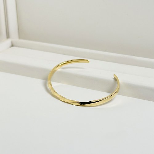 Queen Jocelyn 賈思琳 輕珠寶 【禮物】吉拿棒 14K金色手環|316醫療精鋼|俐落|簡約