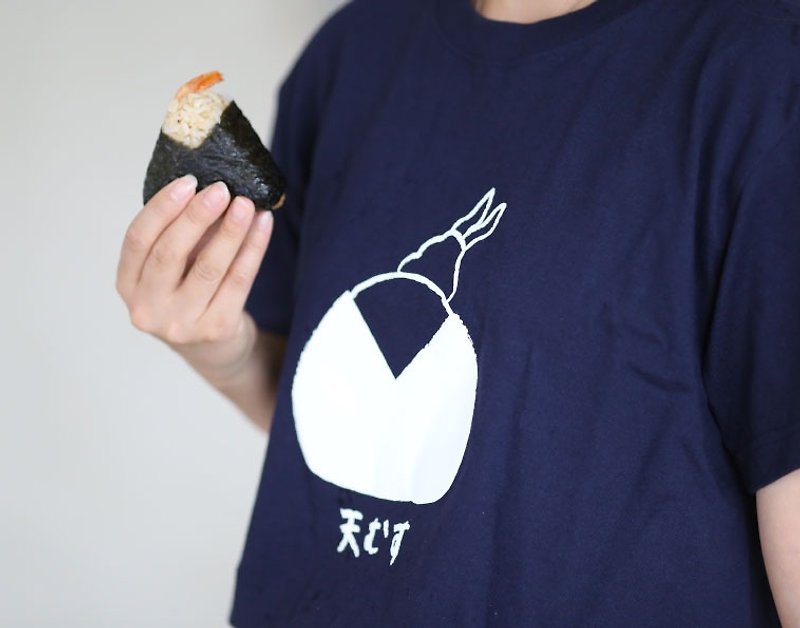 Onigiri T-shirt Tenmusu ver. White - เสื้อยืดผู้หญิง - ผ้าฝ้าย/ผ้าลินิน สีดำ