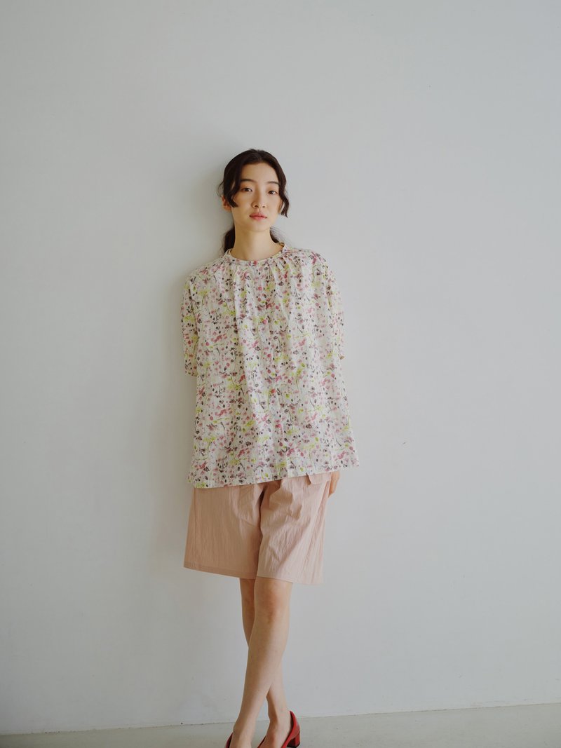 KOOW Japanese floral shirt summer watercolor print thin short-sleeved shirt - Women's Shirts - Cotton & Hemp Multicolor