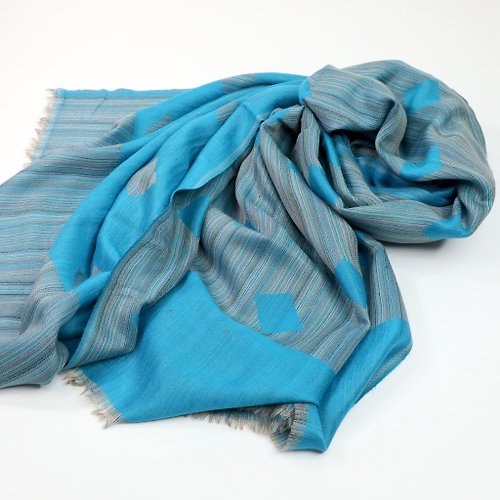 森織海自然生活風格服飾 【森織海X艾可繡】湛藍。菱繡機織高級細羊毛披肩。喀什米爾