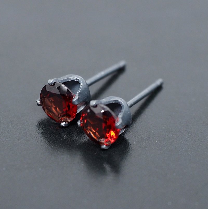 Red Garnet Black Earrings - Black Sterling Silver - 5mm Round - 耳環/耳夾 - 其他金屬 紅色