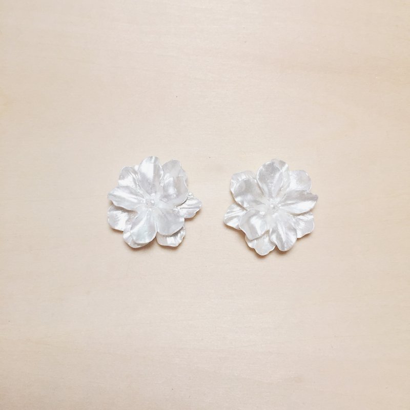 復古貝殼色花花耳環 - 耳環/耳夾 - 樹脂 白色