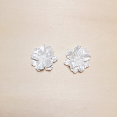 鳥嶼 Niaoyoo 復古貝殼色花花耳環