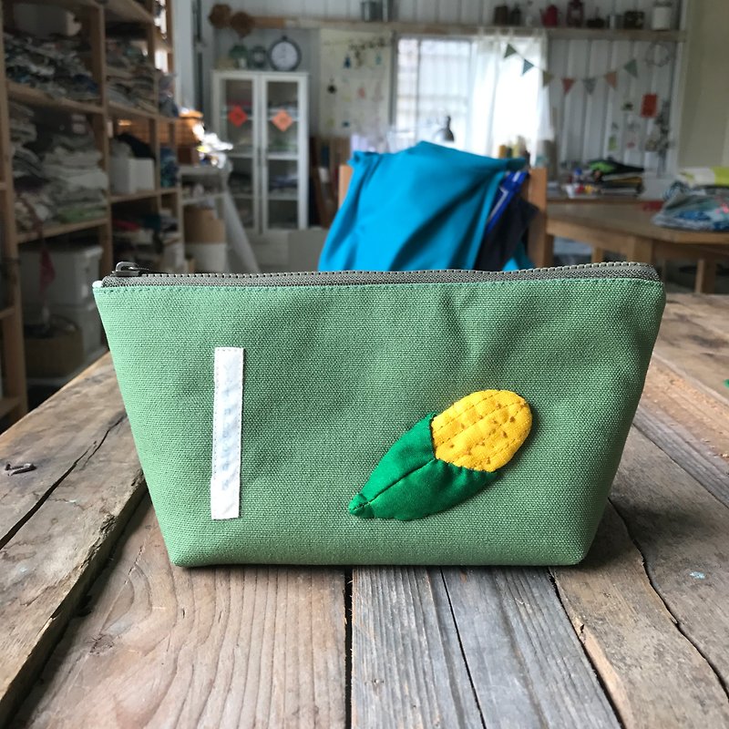 Yellow corn zipper storage bag/olive green bottom - กระเป๋าเครื่องสำอาง - ผ้าฝ้าย/ผ้าลินิน สีเหลือง