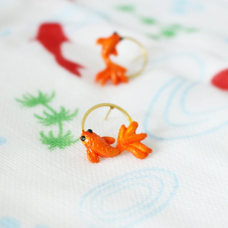Golden Fish Earring - knot earring - ต่างหู - ดินเหนียว สีส้ม