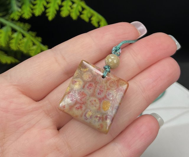 天然四角ブランド珊瑚翡翠ペンダント、氷翡翠、小菊模様