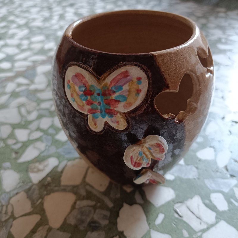 Handmade butterflies flower pot - ตกแต่งต้นไม้ - ดินเผา สีกากี