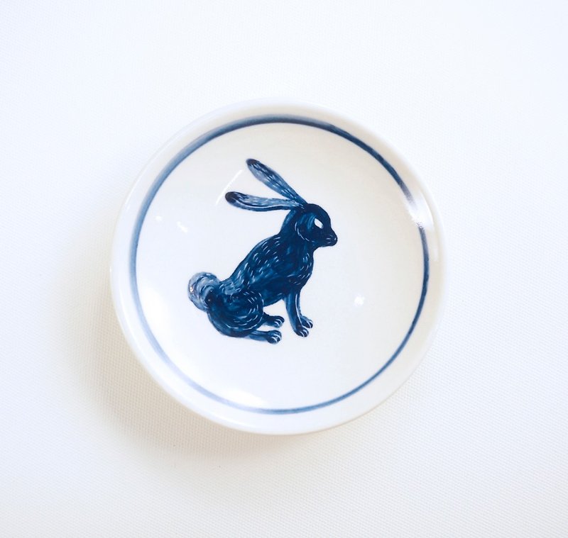 Hand-painted small porcelain plate-blue rabbit - จานเล็ก - เครื่องลายคราม สีน้ำเงิน