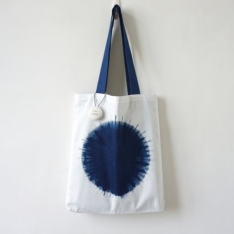 S.A x Cell, Indigo dyed Handmade Geometric Pattern Tote Bag - กระเป๋าแมสเซนเจอร์ - ผ้าฝ้าย/ผ้าลินิน สีน้ำเงิน