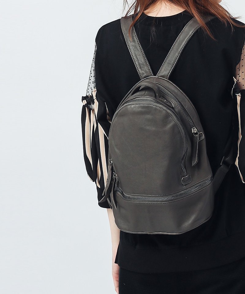 Leather leisure backpack - กระเป๋าเป้สะพายหลัง - หนังแท้ สีเทา