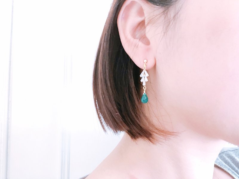 Green chalcedony brass zircon earrings 丨 green chalcedony zircon gift birthday can be clipped - Earrings & Clip-ons - Gemstone Green