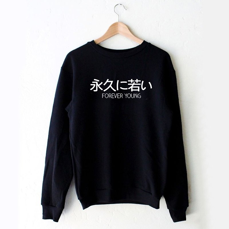 Japanese Forever Young UNISEX BLACK SWEATSHIRT - เสื้อผู้หญิง - ผ้าฝ้าย/ผ้าลินิน สีดำ