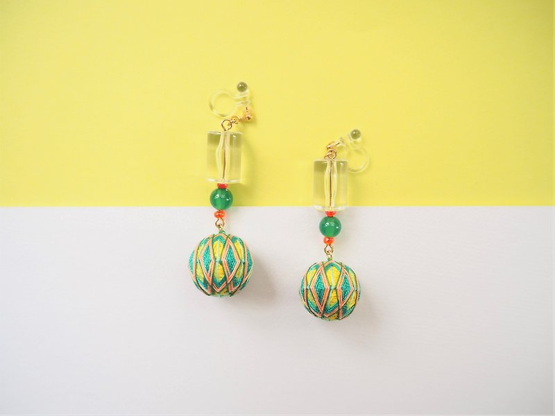 tachibanaya Japanese TEMARI earrings green yellow Traditional Japanese Crafts Temari Ball Embroidery Earrings - ต่างหู - งานปัก สีเหลือง