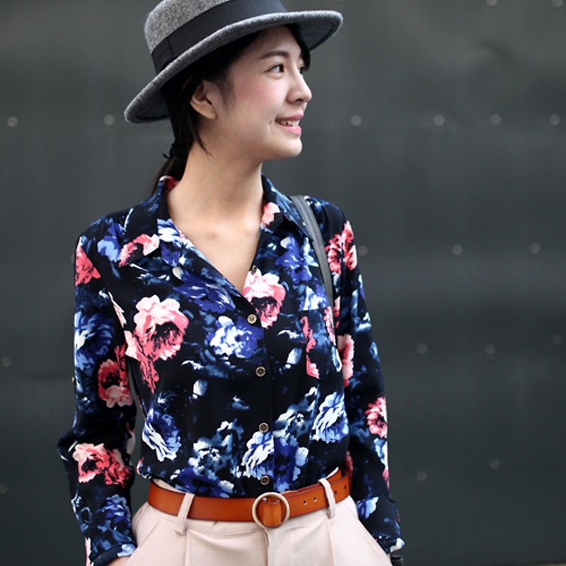 GT pink blue oil painting flower collar shirt S - Women's Shirts - Cotton & Hemp Multicolor