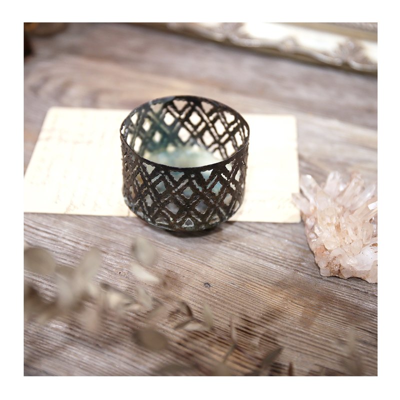 ヴィンテージ品。初期の真鍮製円柱型透かし網目模様の金属製ミニキャンドルスタンド。球体三本足の置物 - その他 - 金属 