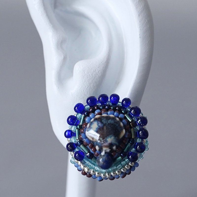 おしゃべりなピアス 1　まる　シェル　ブルー　おおぶり　サージカルステンレスピアス　一点もの　ビーズ刺繍 - ピアス・イヤリング - ガラス ブルー