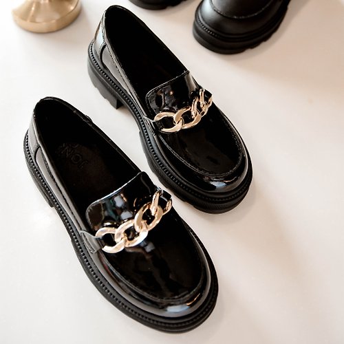 ANG&JON 女童黑色皺鏡亮面小皮鞋金屬鏈條裝飾英倫風厚底樂福鞋