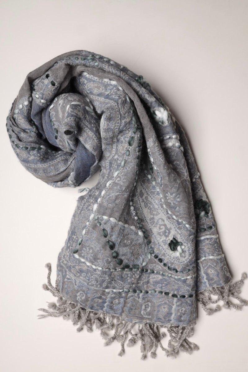 【クリスマスギフト】カシミヤボイルドウール手刺繍ストール・ショール フォググレーブルー×チュール - マフラー・ストール - ウール グレー