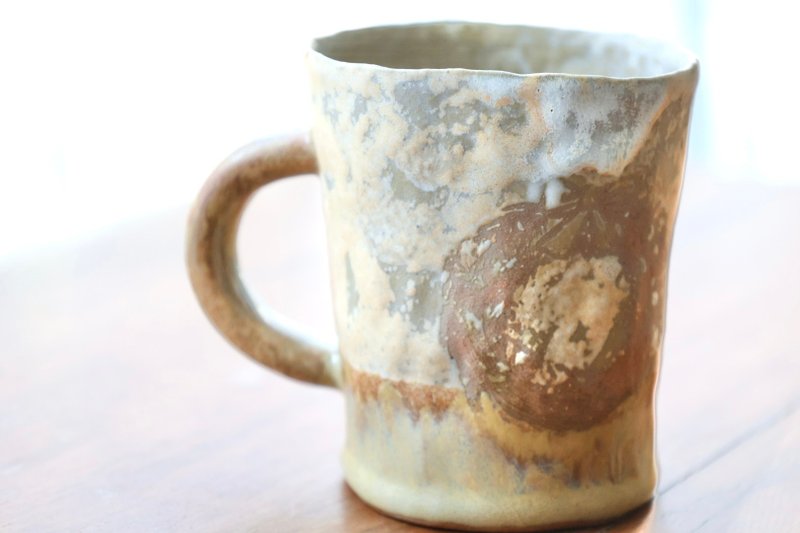 【聖誕禮物】日本進口土灰兔花圈侘寂風焦糖層次釉手捏陶馬克杯中 - 其他杯子 - 陶 咖啡色