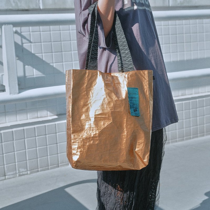 [In stock] Korean wrinkled tote bag-gold foil Claro environmentally friendly DuPont paper material portable shoulder bag - กระเป๋าแมสเซนเจอร์ - กระดาษ สีทอง