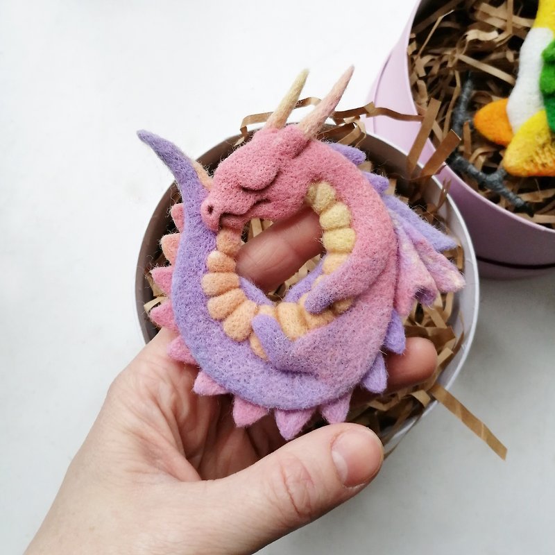 Needle felted brooch of wool pink purple dragon - 胸針/心口針 - 羊毛 粉紅色