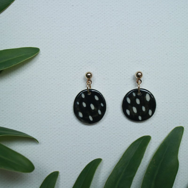 ceramic earrings gold pin EG18-47 - 耳環/耳夾 - 陶 黑色