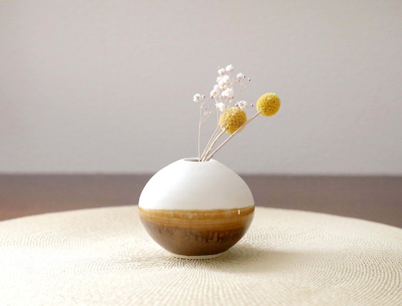 White tea glaze Round vase - เซรามิก - ดินเผา สีนำ้ตาล