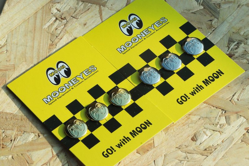 (I LOVE樂多)MOONEYES LOGO打樣 安全帽保護釦 裝飾釦 金/銀可選 - 安全帽 - 其他材質 