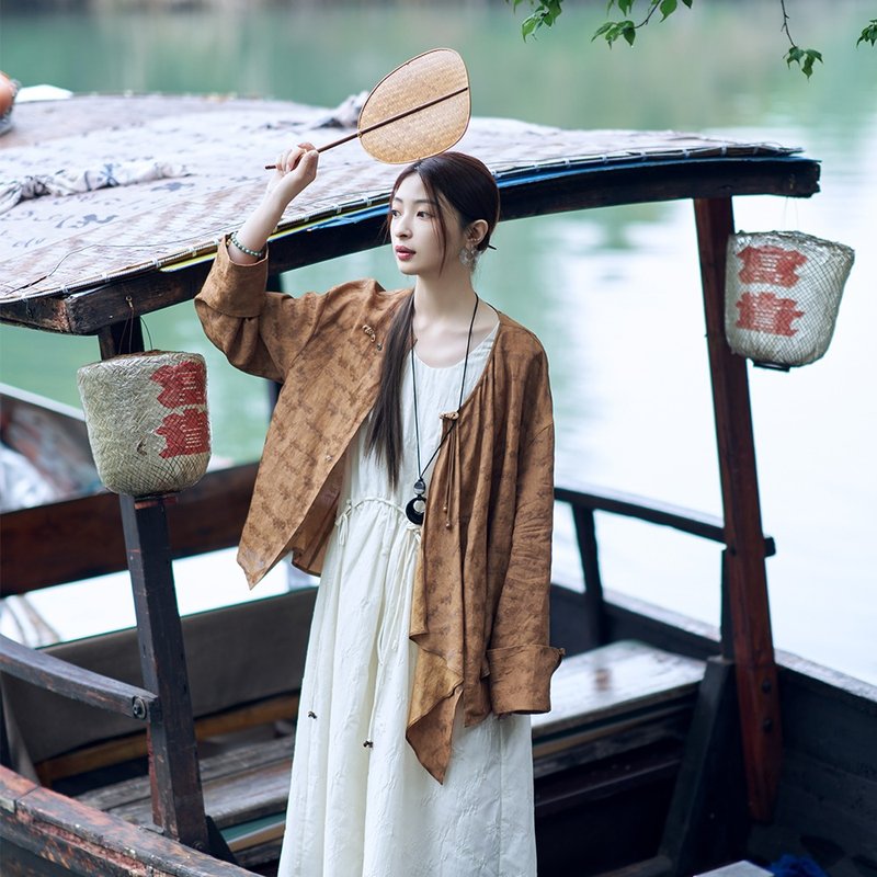 不對稱門襟提花襯衫|襯衫|兩色|春夏款|Sora-1484 - 女襯衫 - 其他人造纖維 多色