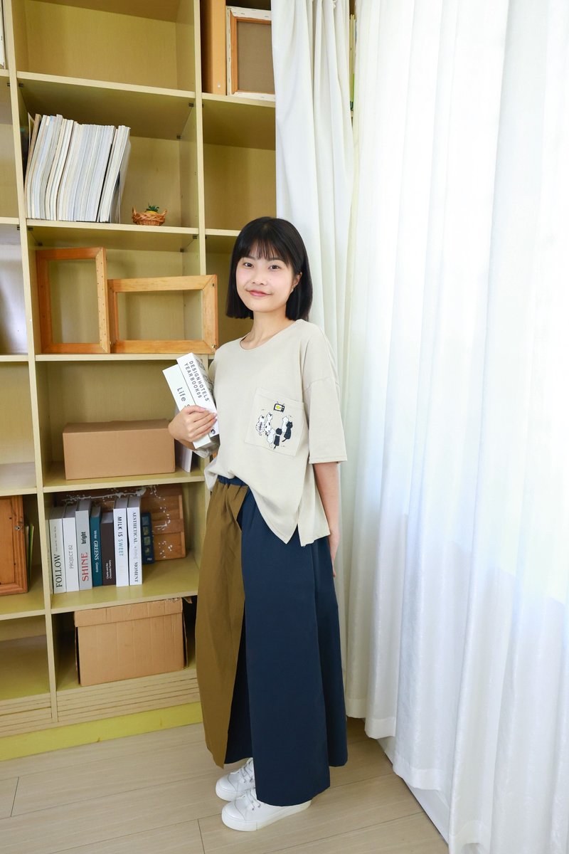 小口袋Tee-貓咪看電視 (卡其) - 女 T 恤 - 棉．麻 卡其色