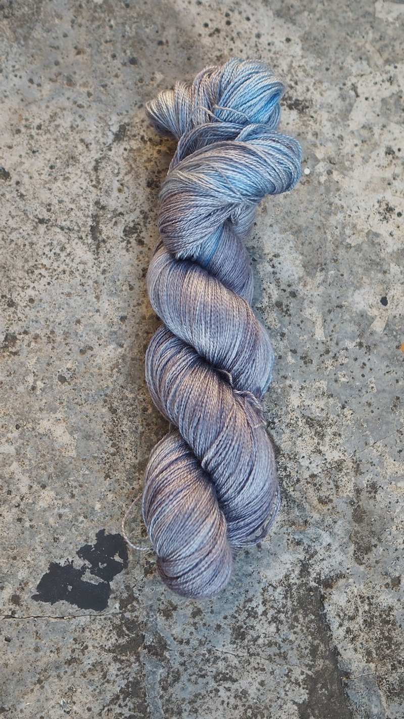 手染蕾絲線。雨季 (55 BFL/45 Silk) - 編織/刺繡/羊毛氈/縫紉 - 絲．絹 銀色