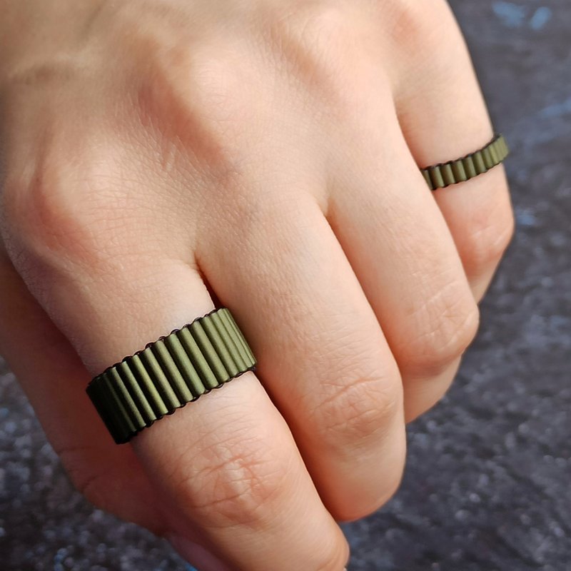 Women handmade green ring Handmade jewelry Wide flexible ring Elastic ring - 戒指 - 玻璃 綠色