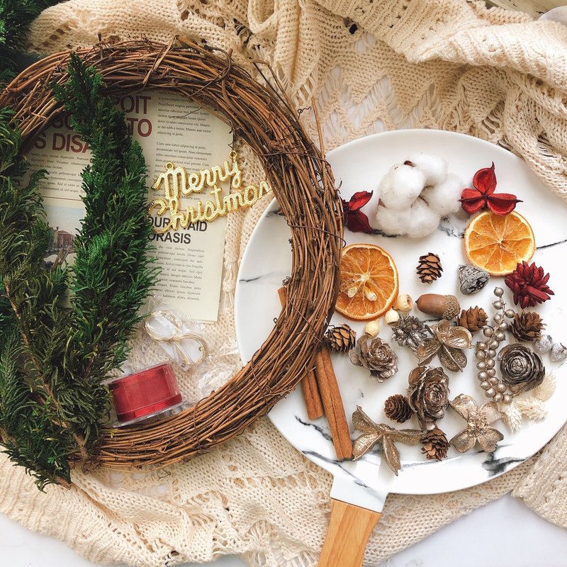 【DIY材料包】聖誕花圈25cm 立即出貨 花圈自己做 交換禮物 - 乾燥花/永生花 - 植物．花 綠色