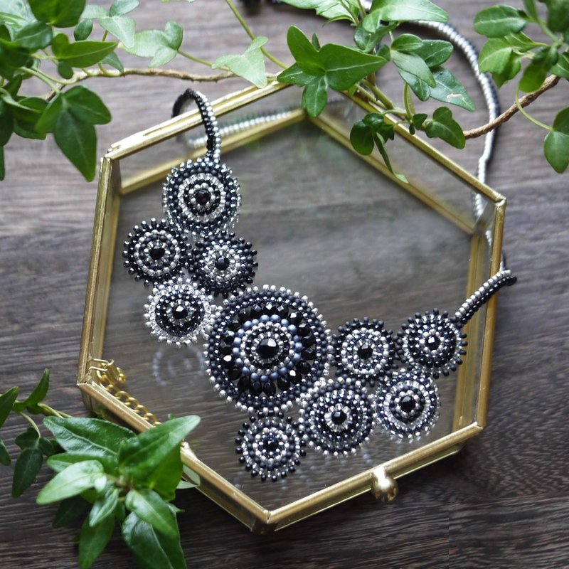 Glass Beaded Necklace,Black,Silver, Shape imaged Chinese peony - สร้อยคอ - แก้ว สีดำ