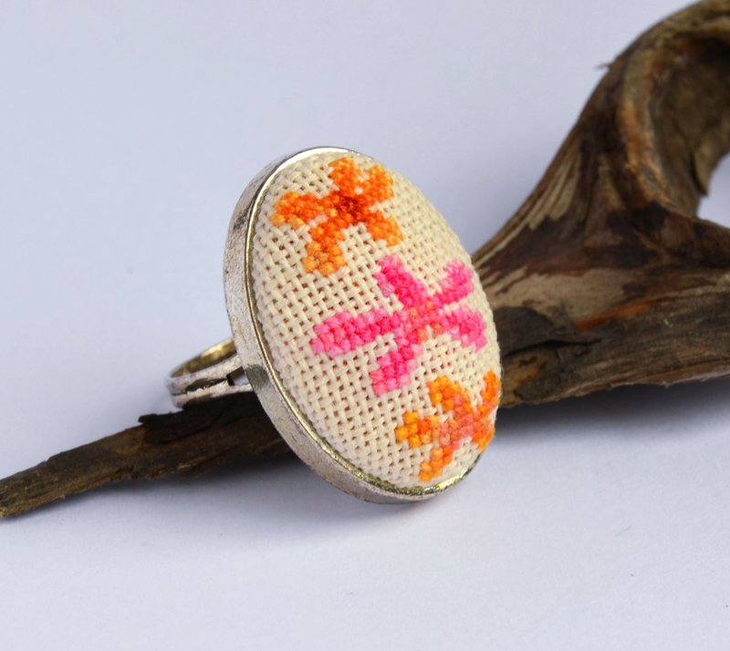 橙色粉色花朵刺繡戒指十字繡花卉飾品手工製作的女孩禮物 - 戒指 - 繡線 多色