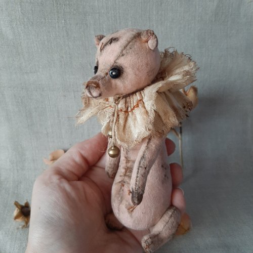 オークのテディベアのヴィンテージスタイル、ぬいぐるみ。ピンクの