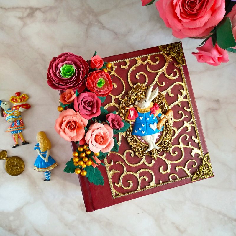 Red & Golden Handmade Photo Album: Alice in Wonderland Chronicle - 相簿/相本 - 紙 紅色