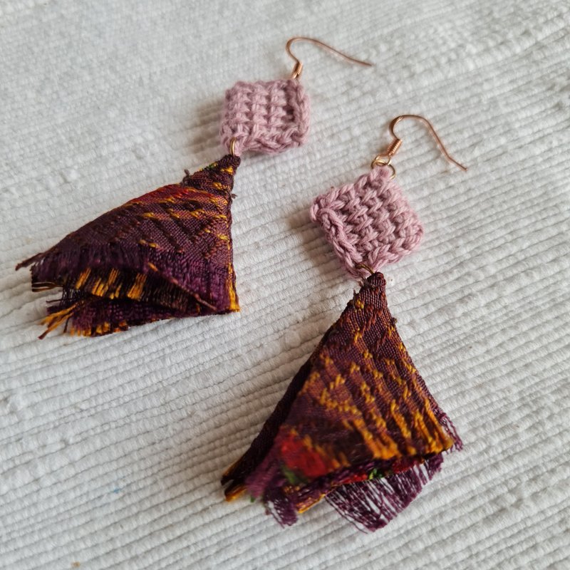 Crochet Earrings with Thai Fabric Decoration - 耳環/耳夾/耳骨夾 - 棉．麻 紫色