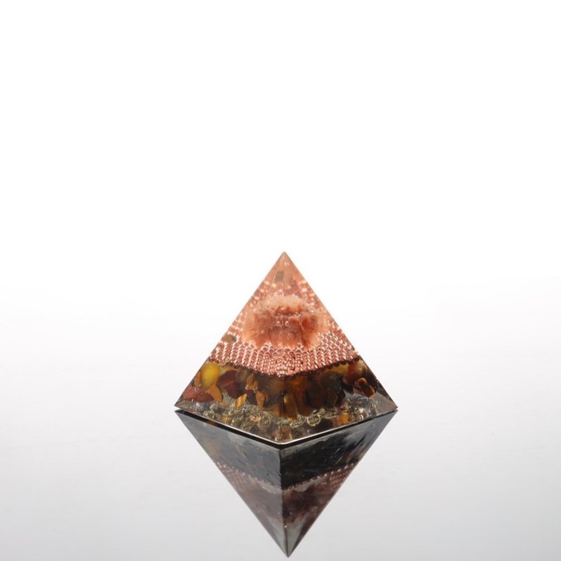 Red Sun Glow - Nepheline Orgonite Pyramid - ของวางตกแต่ง - เครื่องประดับพลอย สีแดง