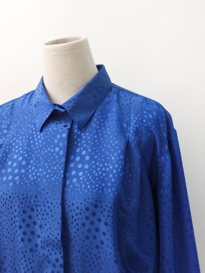 Vintage European wild elegant dot print blue long-sleeved vintage shirt - เสื้อเชิ้ตผู้หญิง - เส้นใยสังเคราะห์ สีน้ำเงิน