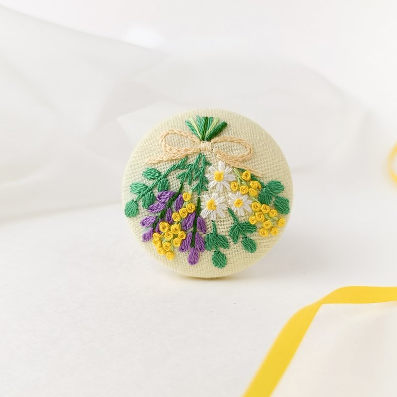 ミモザとラベンダーのスワッグ刺繍ブローチor刺繍ヘアゴム - 胸針 - 棉．麻 黃色