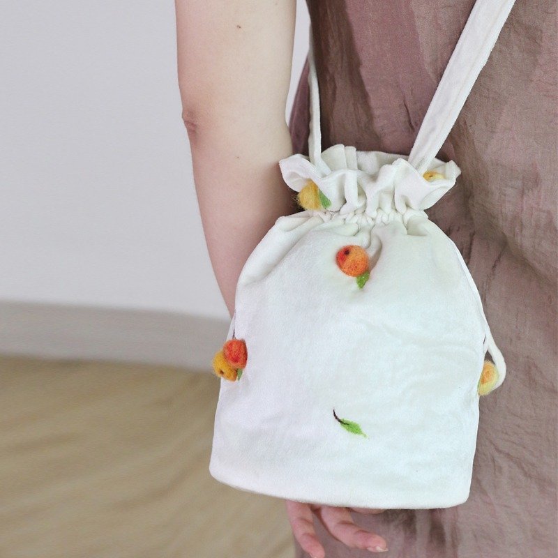 Ke Ren 2017 new bag original diagonal bucket bag female white shoulder bag literature and art wool felt fruit bag - Clutch Bags - Polyester Multicolor