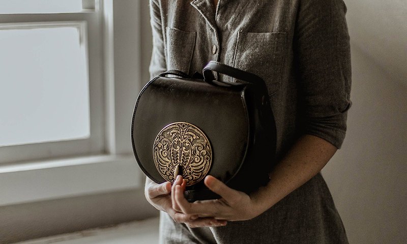 KOEY Dome Bag in Black Vintage Leather with Brass Bronze - กระเป๋าแมสเซนเจอร์ - หนังแท้ สีดำ