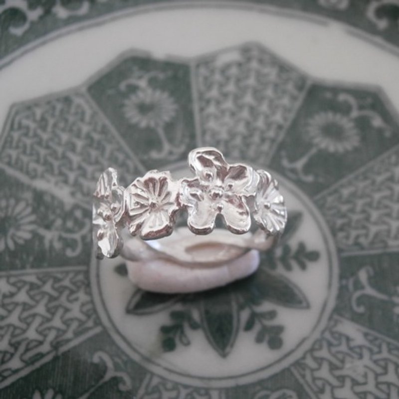 Small silver flower ring - แหวนทั่วไป - โลหะ 