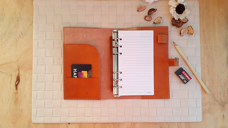 【2024】A6 button-type loose-leaf notebook-with pen insert/bookmark│Vegetable tanned leather hand-dyed and brandable - สมุดบันทึก/สมุดปฏิทิน - หนังแท้ สีนำ้ตาล