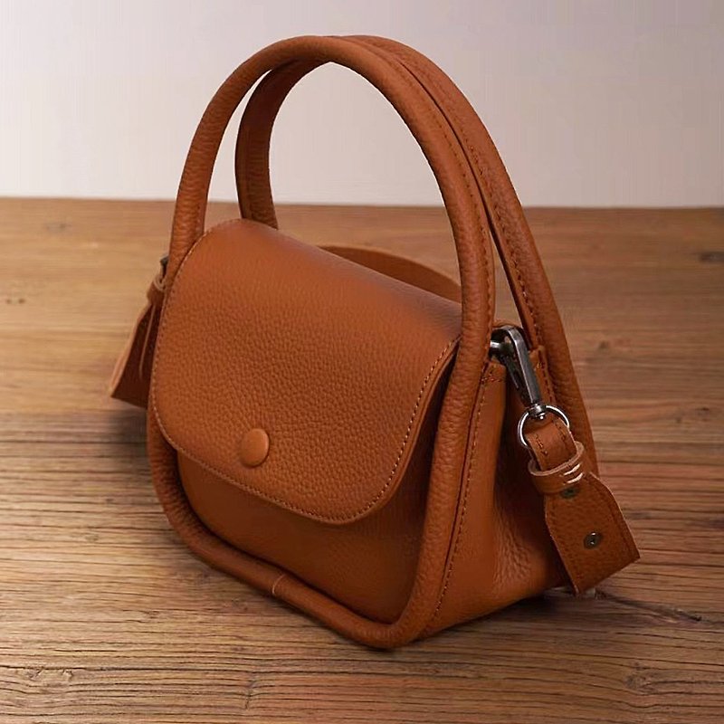 Niche design leather handbag side backpack top layer cowhide messenger shoulder bag carry-on small bag handbag - กระเป๋าแมสเซนเจอร์ - หนังแท้ สีนำ้ตาล