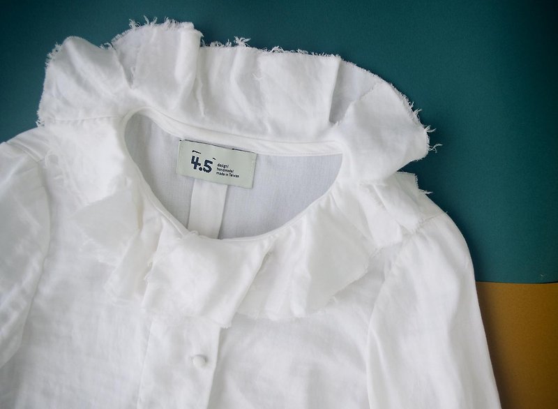 Design Hand Made - Wavy Collar Pure White Cotton Yarn - เสื้อเชิ้ตผู้หญิง - ผ้าฝ้าย/ผ้าลินิน ขาว