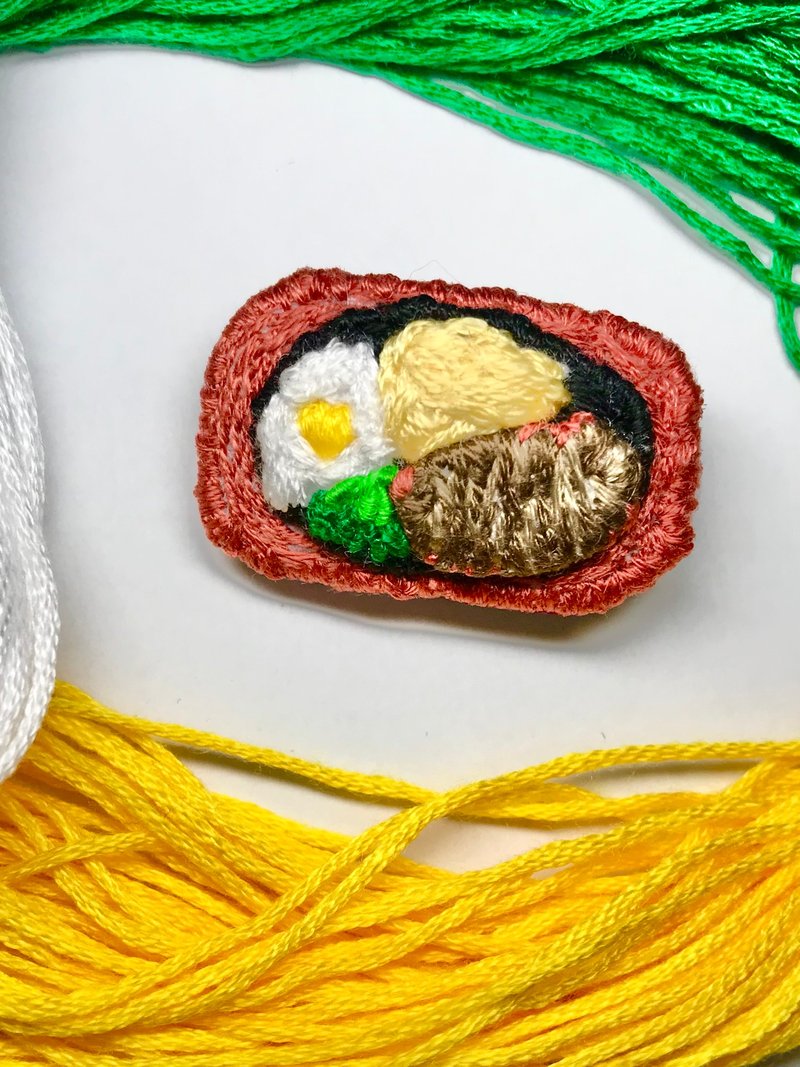手工刺繡別針美味牛排鐵板麵A款生日禮物特別食物手作 - 襟章/徽章 - 繡線 咖啡色