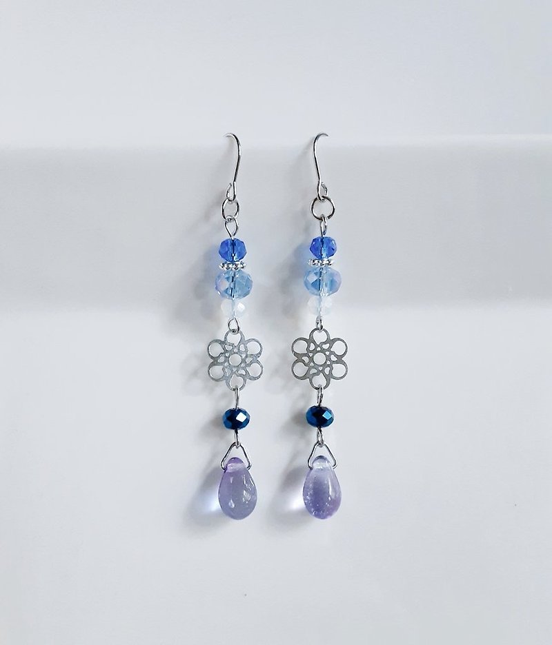 Hydrangea blue color earrings with floral openwork and glass beads. Drop beads. Cool. Birthday present. Can be changed to hypoallergenic earrings or Clip-On. - ต่างหู - แก้ว สีน้ำเงิน